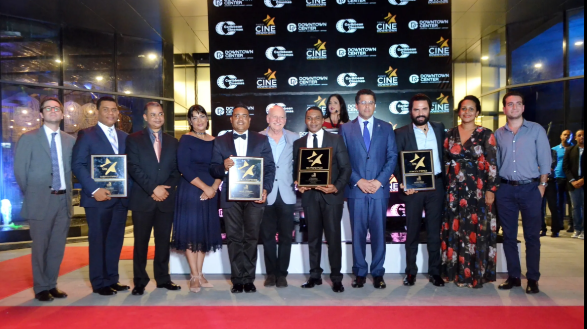 Todos los reconocidos en entregsa de la primera entrega del Paseo de la fama del Cine Donwtonw